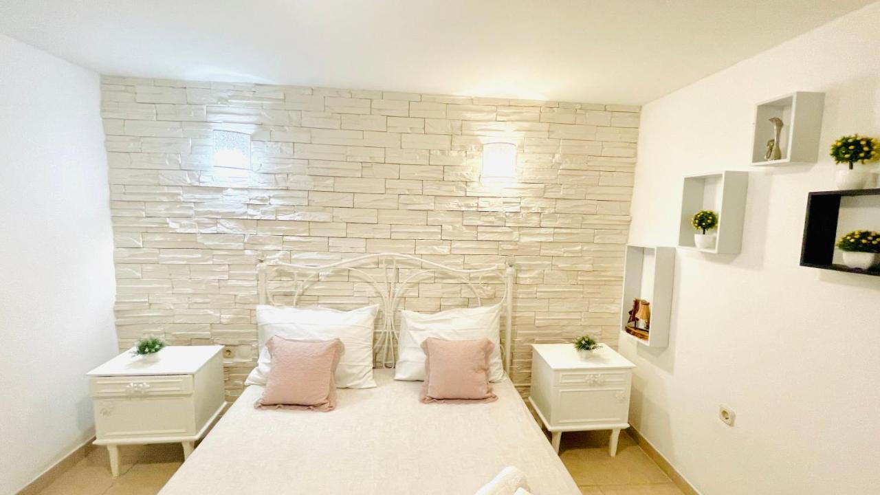 Colorful And Happy Apartment Sukosan - With Parking Экстерьер фото