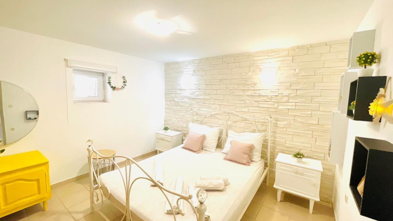 Colorful And Happy Apartment Sukosan - With Parking Экстерьер фото